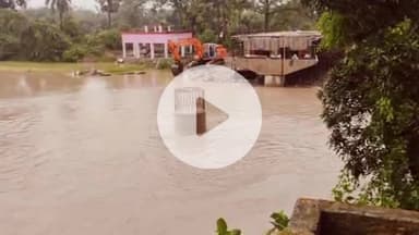 भोरे: कल्याणपुर के पास झरही नदी पर बना वैकल्पिक पुल पानी के तेज बहाव में बहा, आवागमन बाधित