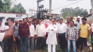 कोडरमा: इंदरवा पंचायत के इंदरवा ग्राम नीचे टोला में ट्रांसफार्मर का उद्घाटन करते हुएJMM कोडरमा के  प्रखंड अध्यक्ष चंद्रदेव यादव