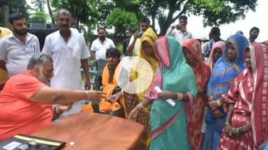 कुमारखंड: आदर्श ग्राम खुर्दा में सांसद पप्पू यादव ने जनता दर्शन में कई मामलों का निष्पादन कर आर्थिक मदद की