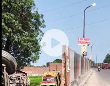 करछना: रामपुर ओवर ब्रिज के पास डंफर चालक को नींद की झपकी आने से गिट्टी लदा डंफर अनियंत्रित होकर पलटा, चालक सुरक्षित