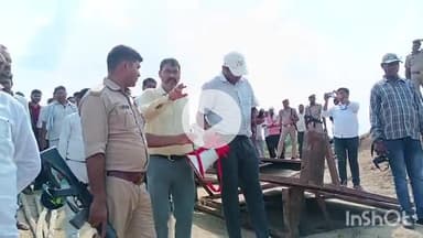 खेरागढ़: उंटगन नदी का पानी रोकने के लिए हाडड्रा मशीन से लगाई जा रही मैट्रो में प्रयोग होने वाली टीन, 7 युवक लापता