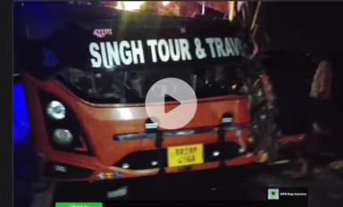 छिबरामऊ: आगरा-लखनऊ एक्सप्रेस वे के 155 किलोमीटर कट पर भीषण हादसा, एक की मौत और चार घायल, बस अज्ञात वाहन से टकराई