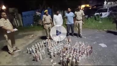 बांसवाड़ा: कोतवाली पुलिस की बड़ी कार्रवाई: मोहन कॉलोनी में लावारिस कार से भारी मात्रा में अवैध शराब की गई जब्त