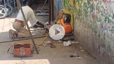 खंडवा नगर: पार्षद के कार्यालय के पास सांप निकलने से मचा हड़कंप, वनकर्मी ने किया रेस्क्यू