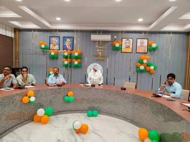 बीसलपुर: गांधी सभागार से डीएम ने हरी झंडी दिखाकर प्रचार वाहनों को किया रवाना