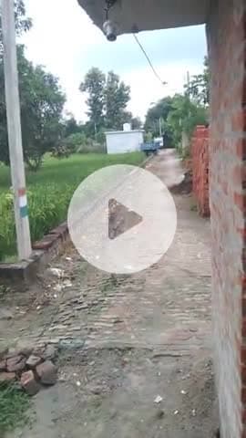 इनायतपुर पुर संत कबीर नगर जिला यह रोड है 8 से 10 साल हो गया इस पर कोई नहीं ध्यान दिया पूरे गांव का पानी मेरे घर पर आता