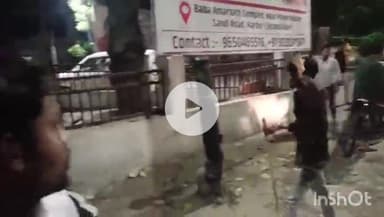 हरदोई: नाबालिग चला रहा था ई-रिक्शा, पुलिस लाइन तिराहे पर फल के ठेले में भिड़ा, ई-रिक्शा में बैठे दबंगों ने फल वाले को पीटा