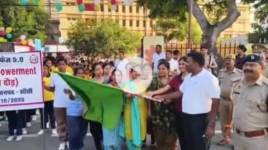 झांसी: झाँसी पुलिस के एसएसपी बीबीजीटीएस मूर्ति ने पुलिस लाइन से रन फॉर एम्पावरमेंट मैराथन को हरी झंडी दिखाकर किया रवाना