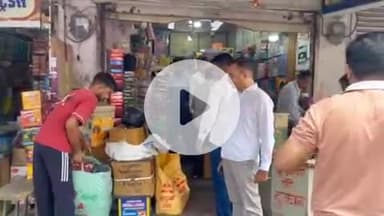 लाडपुरा: कोटा में नगर निगम की टीम ने बिना लाइसेंस के संचालित आतिशबाजी की 2 दुकानों को बंद करने की दी चेतावनी