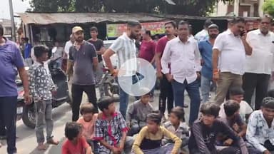 ગાંધીનગર: પાલજ ગામ નજીક ગ્રામજનોનો ચક્કાજામ અકસ્માતોને લઈ સ્પીડબ્રેકરની માગ સાથે સ્થાનિકો રોડ પર ઉતર્યા