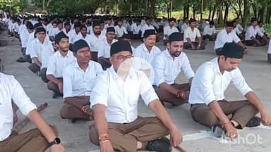 धरमपुरी: मंडी प्रांगण से निकला भव्य पथ संचलन, स्वयंसेवकों ने मुख्य मार्गों से कदमताल करते हुए किया पुष्प वर्षा से स्वागत