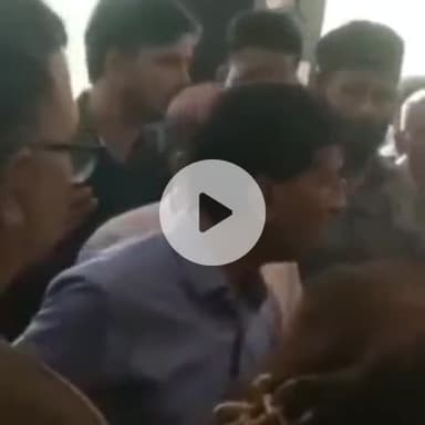 कानपुर: हैलट अस्पताल के वार्ड-13 में मरीज से मिलने आए लोगों और नर्स व महिला सिपाही के बीच हुई धक्का-मुक्की