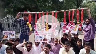 हुज़ूर: छिंदवाड़ा: कफ सिरप से 11 बच्चों की मौत पर NSUI का कांग्रेस कार्यालय के बाहर प्रदर्शन