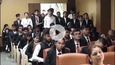 राऊ: तक्षिला परिसर देवी अहिल्या विश्वविद्यालय में मूट कोर्ट का आयोजन, छात्र अधिवक्ता के रूप में हुए शामिल