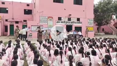 धनौरा: गजरौला में मुख्यमंत्री हेल्पलाइन नंबर के प्रति सीओ ने छात्राओं को किया जागरूक