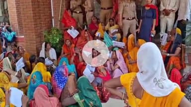 गाज़ीपुर: बहलोलपुर गाँव में 26 सितंम्बर को संदिग्ध परिस्थितियों में मृत नवविवाहिता के मामले में SP कार्यालय के बाहर हुआ प्रदर्शन