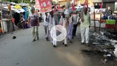 आरा: सीपीआई ने बरिसवन गाँव में दबंगों द्वारा दलित महिला की हत्या पर पार्टी कार्यालय से जुलूस निकालकर पुतला फूंका