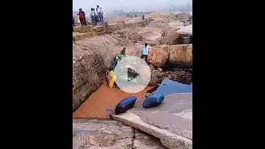 झांसी: सुकवा डुकवा डैम के पास सड़क निर्माण कार्य के दौरान लाल मिट्टी से फिसली मूंगफली से भरी ऑटो खाई में गिरी
