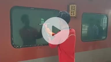 झांसी: झाँसी मंडल के रेलवे स्टेशनों पर स्वच्छता पखवाड़ा के तहत चलाया गया सफाई अभियान