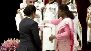 सेन्हा: राष्ट्रपति द्रौपदी मुर्मू ने लोहरदगा की दीक्षा कुमारी को NSS में उत्कृष्ट सामाजिक कार्य के लिए रजत पदक से सम्मानित किया