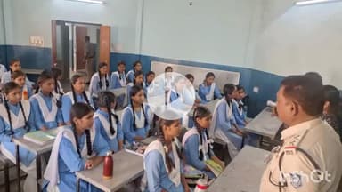 नीमच नगर: नीमच सिटी पुलिस ने छात्राओं को साइबर सुरक्षा की दी सीख