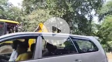 झांसी: उन्नाव बालाजी रोड पर नगर निगम का अतिक्रमण हटाओ अभियान चला, अवैध अतिक्रमणकारियों में मचा हड़कंप