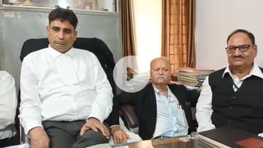 झांसी: झांसी जिला अधिवक्ता संघ चुनाव में आरोप-प्रत्यारोप, अध्यक्ष पद के उम्मीदवार राजेश श्रीवास्तव ने प्रतिद्वंदी पर लगाया आरोप