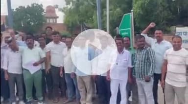 बाड़मेर: बिजली कर्मचारियों ने जिला मुख्यालय पर 11 सूत्री मांगों को लेकर धरना देकर सौंपा ज्ञापन