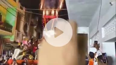 प्रतापगढ़: रामगंज के लोग गोमती नदी में विसर्जन पर अड़े, अधिकारियों के समझाने पर कृत्रिम तालाब में हुआ विसर्जन