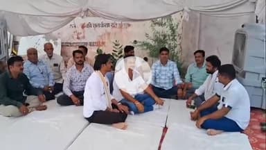 बीकानेर: अध्यक्ष मनीष लाम्बा के खिफाल समाज के लोगों ने नोखा रोड पर धरना लगाकर अनशन शुरू किया