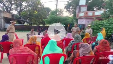 फरेंदा: भगवंत नगर परसिया गांव के प्राथमिक विद्यालय पर सीओ ने महिलाओं को उनके अधिकार और कर्तव्य के बारे में जागरूक किया