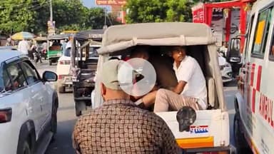 पडरौना: पडरौना नगर में भीषण जाम, मरीज लेकर फंसी एम्बुलेंस — छावनी से तिलक चौक, रामकोला रोड तक घंटों रेंगता रहा ट्रैफिक