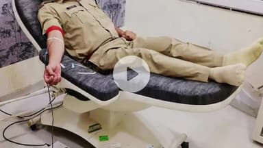 खंडवा नगर: चौकी प्रभारी रामप्रकाश यादव ने घायल युवक को बचाने के लिए किया रक्तदान