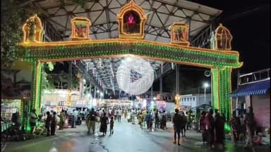 பாபநாசம்: விடிய விடிய பக்தர்களுக்கு அருள் பாலிப்பு : தஞ்சை அருகே புன்னைநல்லூர் மாரியம்மன் கோயில் தெப்பத் திருவிழா