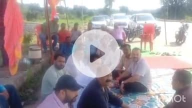 ब्यौहारी: 35 किमी के अंदर दो टोल प्लाजा होने से वाहन मालिकों का धरना, मऊ टोल प्लाजा पर विरोध जारी