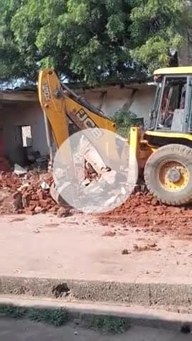 टीकमगढ़ जिले के चंदेरा में सरकारी स्कूल की पुरानी बिल्डिंग को तोड़ा जा रहा है 
#टीकमगढ़