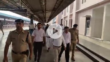 कोल: अलीगढ़ में रेलवे स्टेशन पर चल रहे निर्माण कार्यों का डीआरएम ने किया निरीक्षण, अधिकारियों को दिए दिशा-निर्देश