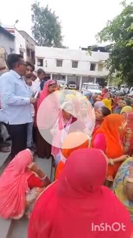 टोंक: सब्जी विक्रेता महिलाओं ने कलेक्ट्रेट पहुंचकर मंडी टैक्स हटाने की मांग को लेकर किया प्रदर्शन, सौंपा ज्ञापन