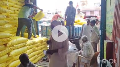 चरखी दादरी: च.दादरी में खाद बिक्री केंद्र पर यूरिया का वितरण, नए नियमों के तहत पंजीकृत किसानों को ही खाद मिली