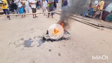 आरा: आरा के वोलीगंज मोहल्ले में नाले के पानी सड़क पर भरने से नाराज मोहल्लेवासियों ने आगजनी कर किया सड़क जाम