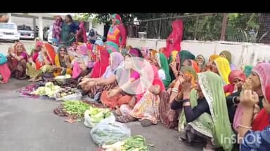 टोंक: टोंक में सब्जी विक्रेताओं ने कलेक्ट्रेट में किया अनूठा प्रदर्शन, मांगें नहीं मानी तो कलेक्ट्रेट में लगाई सब्जी मंडी