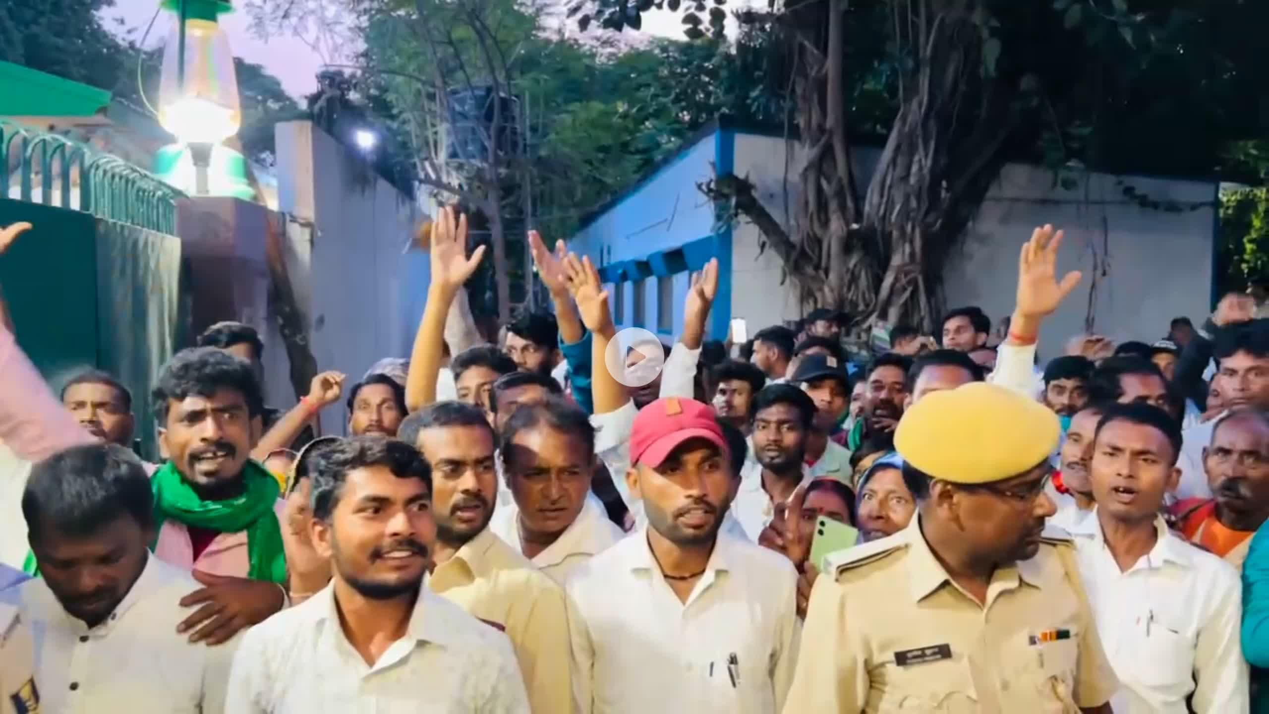 बेगूसराय जिला के 141 #चेरिया_बरियारपुर_विधानसभा क्षेत्र से राजद के उम्मीदवार बनाने को लेकर राजद नेता #रामसखा_महतो के समर्थन में क्षेत्र से सैकड़ों लोगों ने लालू प्रसाद यादव से किया मुलाकात।