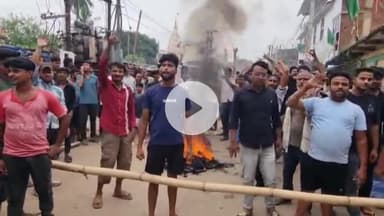 आरा: वालीगंज मोहल्ले में नाली निकासी और बारिश के पानी के जमने से आक्रोशित लोगों ने आगजनी कर किया सड़क जाम