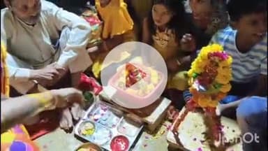 बिधूना: ऐरवाकटरा कस्बा के ऐरवा टीकुर में शरद पूर्णिमा के अवसर पर धूमधाम से हुआ टेशू झेंझी का विवाह