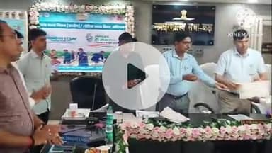 बक्सर: बक्सर में स्वच्छता ही सेवा अभियान का समाहरणालय में समापन, डीएम ने उत्कृष्ट कर्मियों को किया सम्मानित