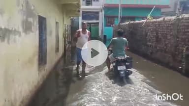 आरा: नेहरू नगर मुहल्ले में जल जमाव से परेशान मोहल्लेवासियों ने आगजनी कर सड़क जाम किया, जिला अधिकारी को बुलाने की मांग