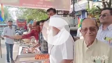 राजनांदगांव: शहर के गंज चौक के पास जैन आचार्य के अवतरण दिवस पर जैन समाज ने लड्डुओं का किया वितरण