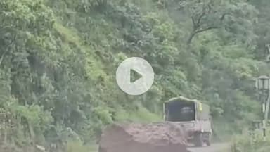 सोलन: कुमारहट्टी नाहन रोड पर पहाड़ी से गिरा विशालकाय पत्थर, कोई नुकसान नहीं हुआ