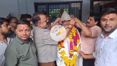 झांसी: विवेकानंद कॉलेज में शिक्षक विधायक का जन्म दिवस धूमधाम से मनाया गया, विश्व हिंदू परिषद के सदस्य ने किया सम्मान