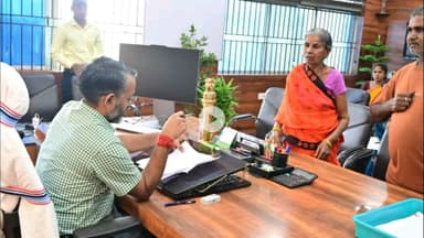 गिरिडीह: उपायुक्त रामनिवास यादव ने डीसी ऑफिस में जनता दरबार लगाकर सुनी आमजनों की शिकायतें